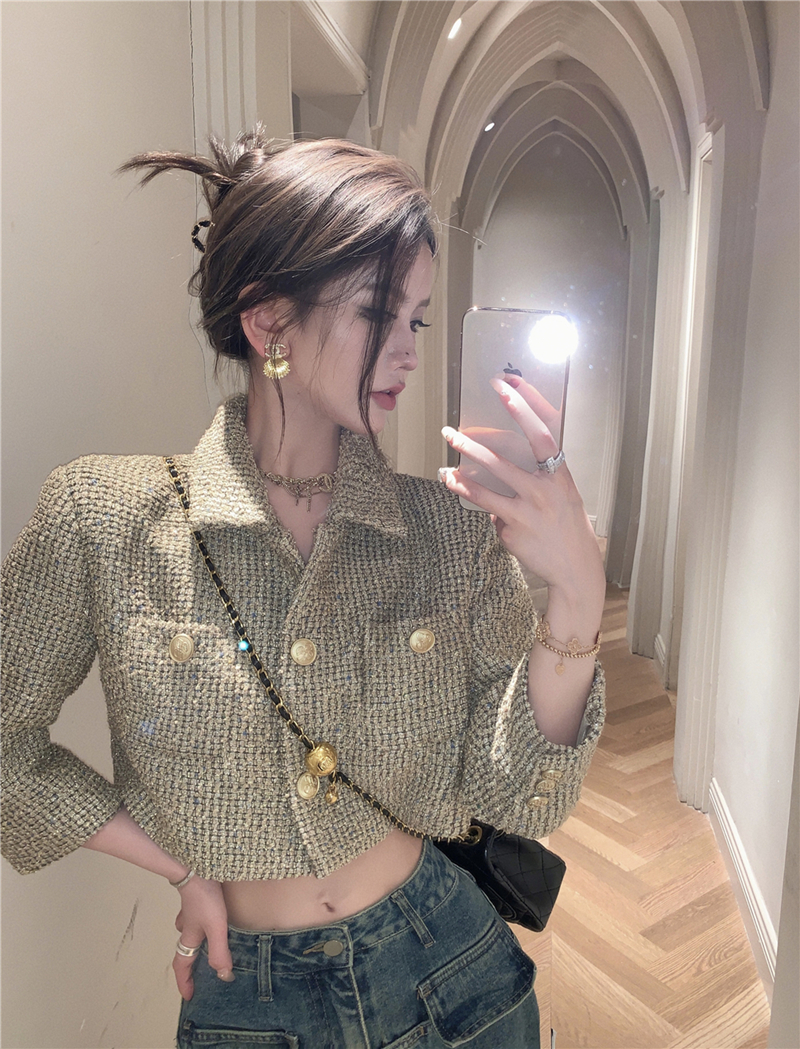 Real shot of autumn clothing, retro sexy small fragrant woolen jacket with shoulder pads, short top and cardigan for women