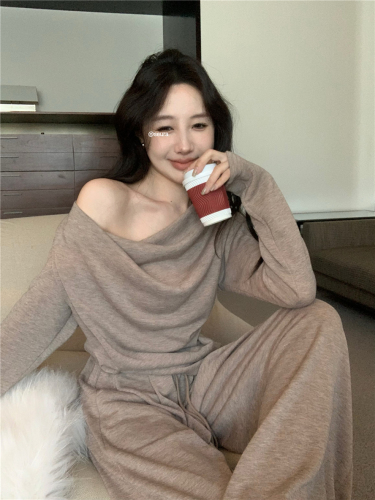 Actual shot of lazy and elegant off-shoulder top/slim straight drawstring pants for women in autumn and winter brushed knitted suit