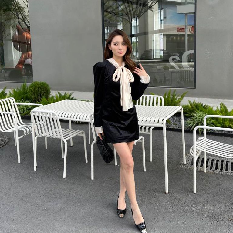 法式高級感黑色絲絨連衣裙女秋冬收腰顯瘦甜美蝴蝶結系帶包臀短裙