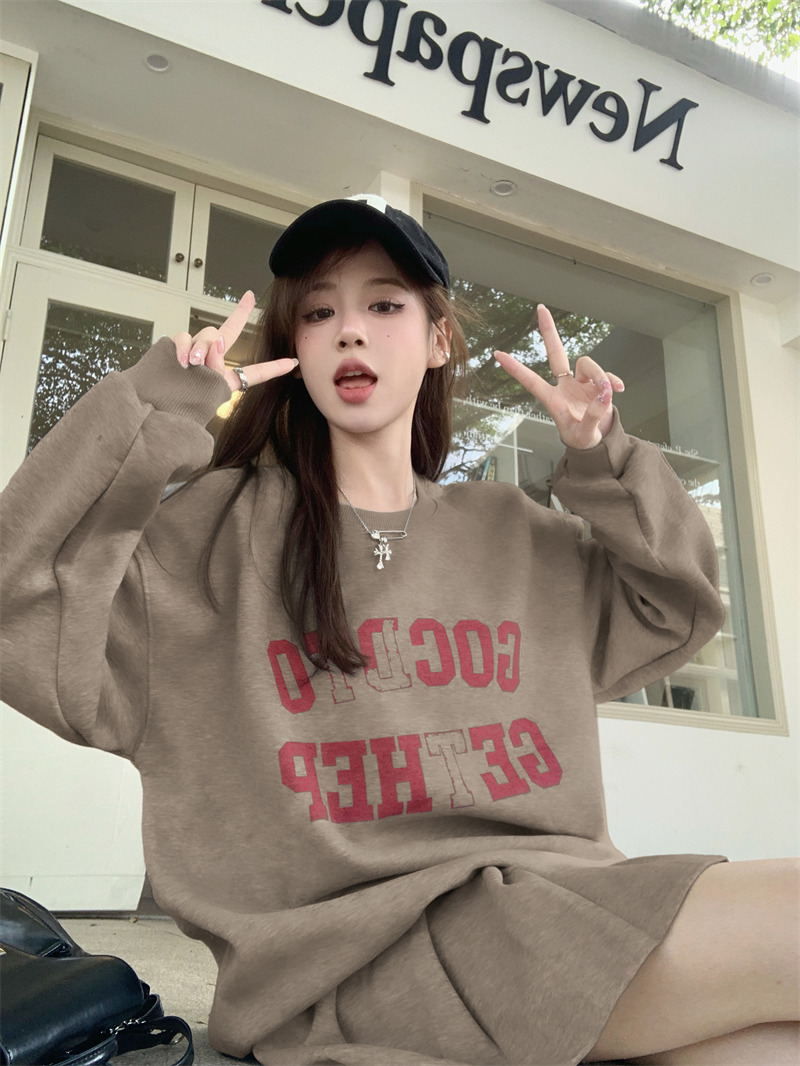 Real shot of retro velvet sweatshirt two-piece set, new high-waisted pleated skirt, small internet celebrity fashion suit skirt