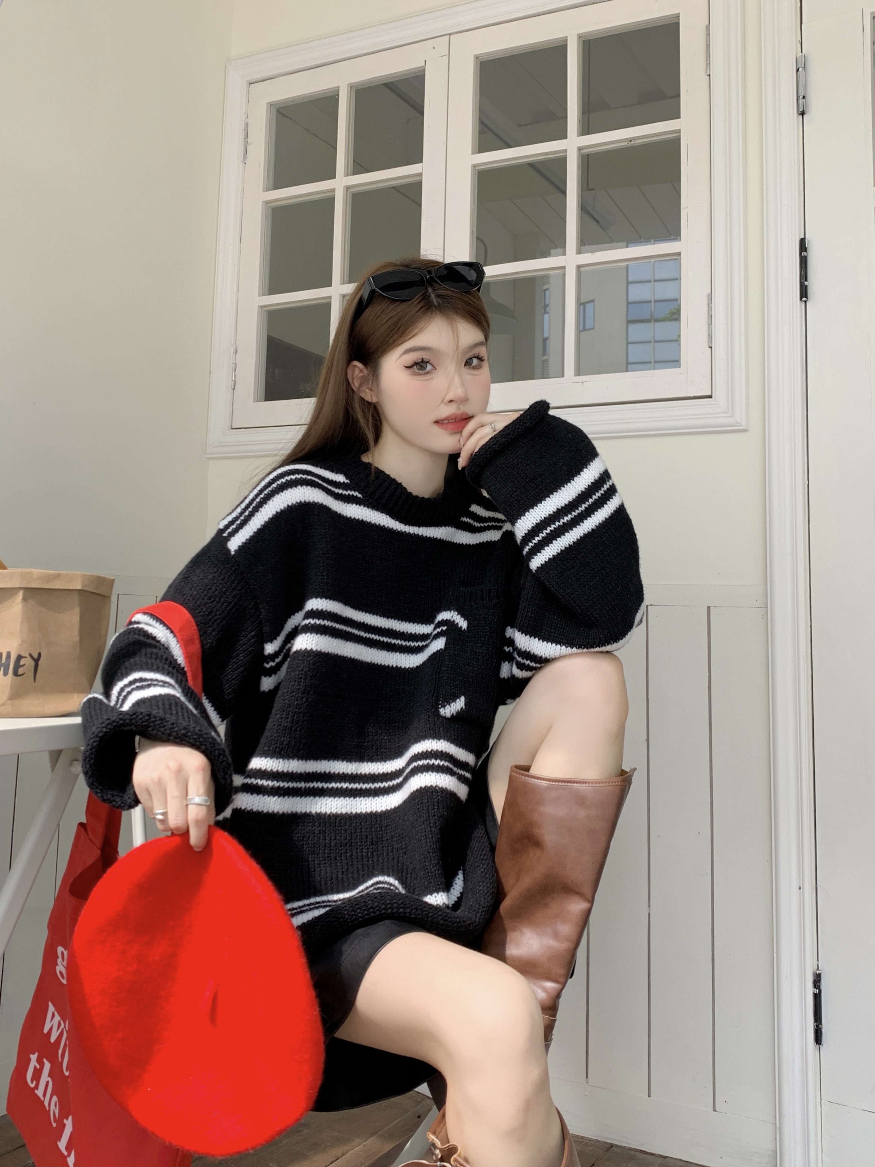 Actual shot of sweater for women in autumn and winter, loose and lazy style, contrasting stripes, large pocket knitted top