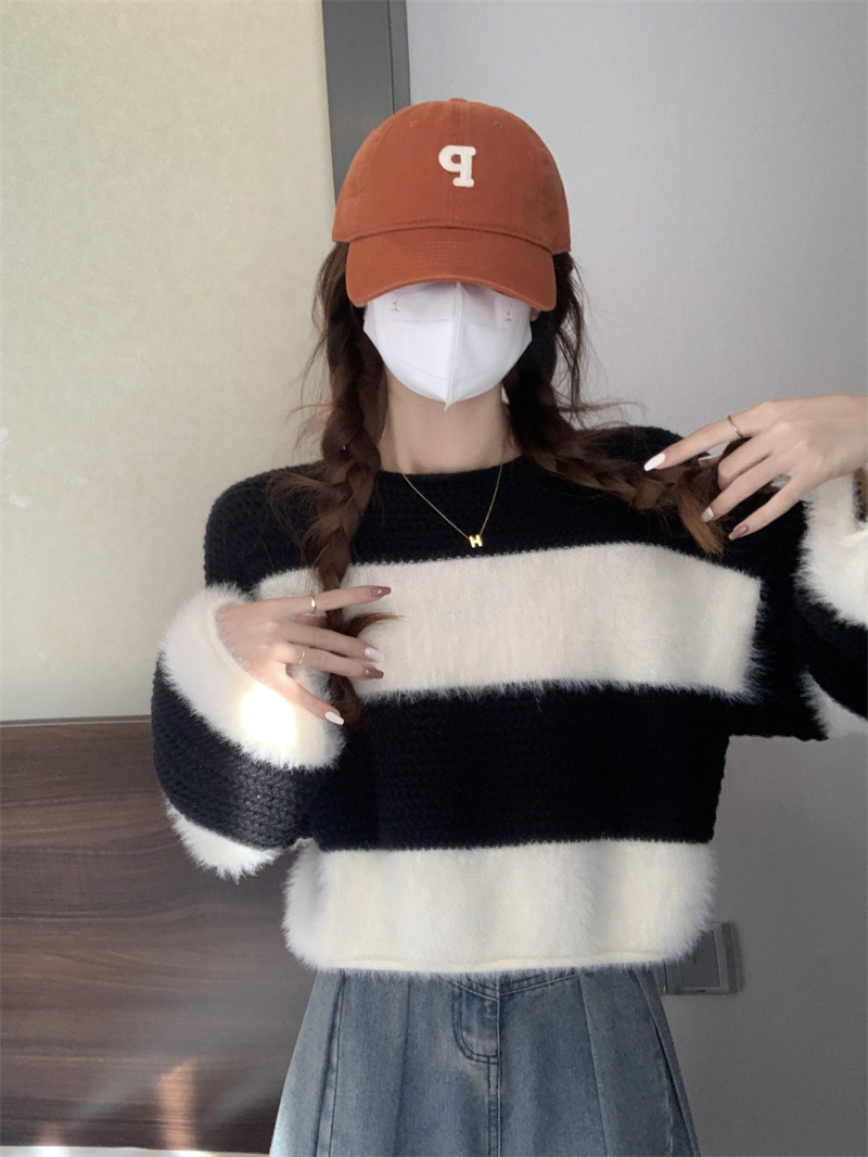 Actual shot of autumn Korean style niche chic striped contrast sweater short soft waxy retro loose top for women