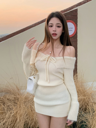 Actual shot of soft, gentle and skin-friendly one-shoulder knitted dress, short slim-fitting sweater dress