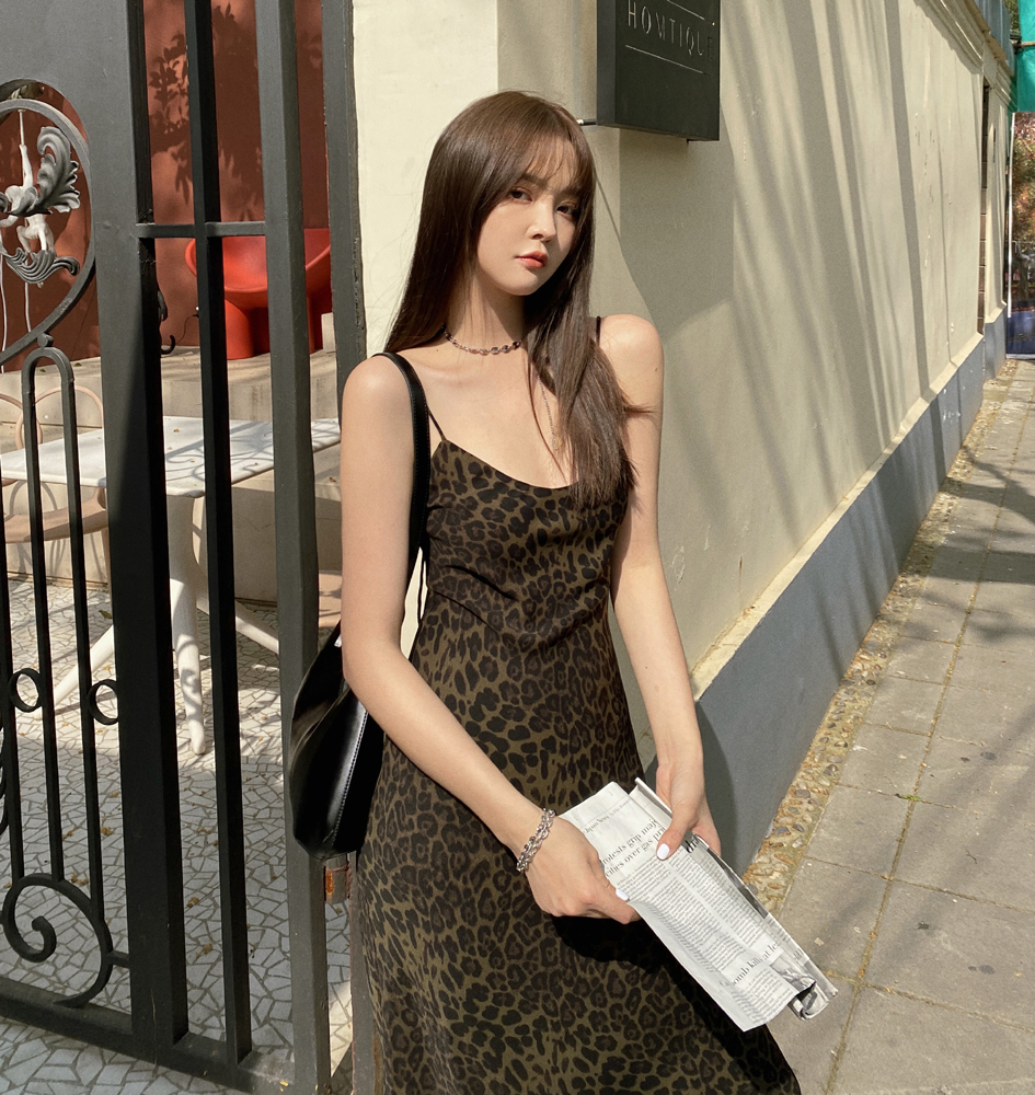Real shot of 2024 summer new v-neck sexy leopard print suspender women's off-shoulder slim French long skirt bottoming dress