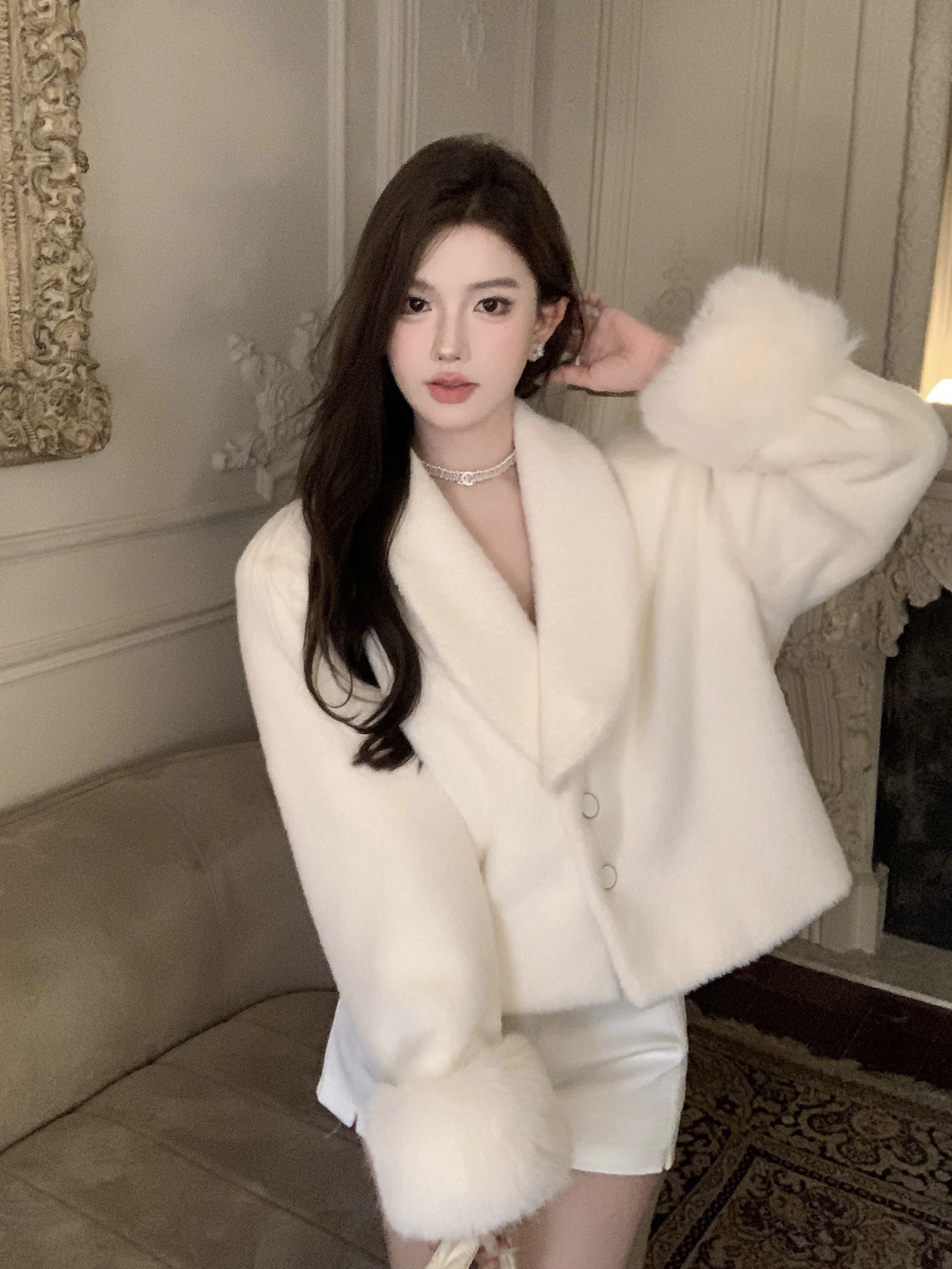Actual shot of versatile short long-sleeved jacket with elegant fur collar design