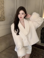 Actual shot of versatile short long-sleeved jacket with elegant fur collar design