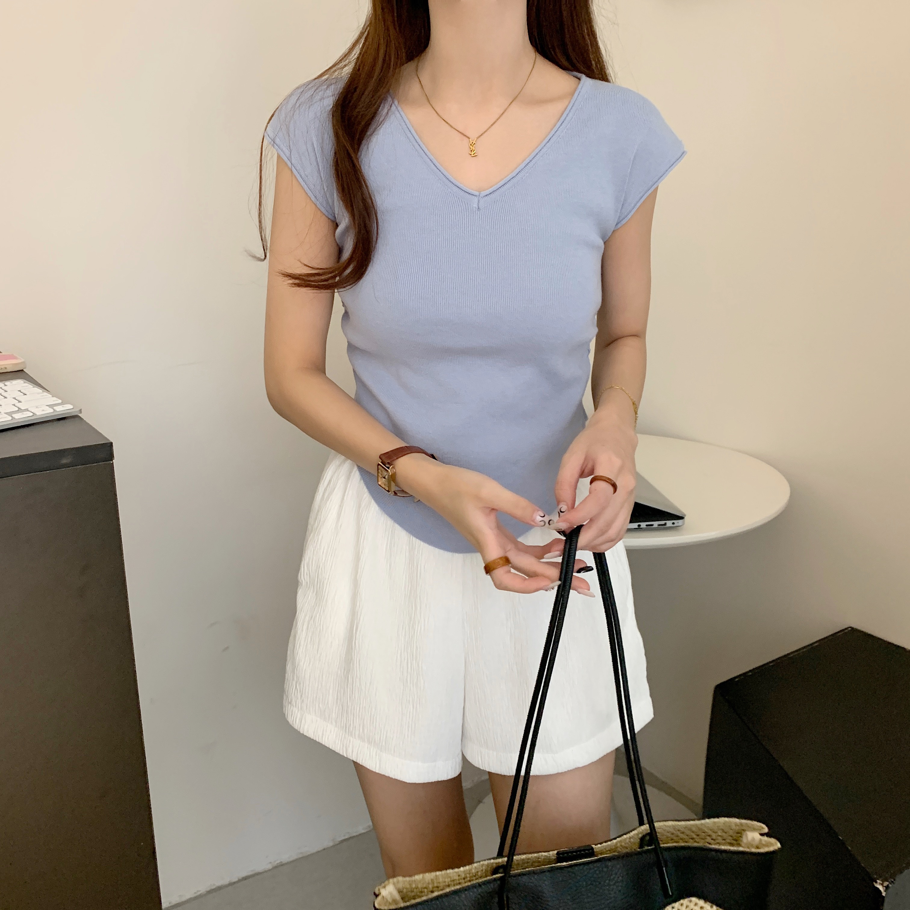 2023年夏季新款女裝設計感小眾v領修身顯瘦針織衫短袖上衣女ins潮