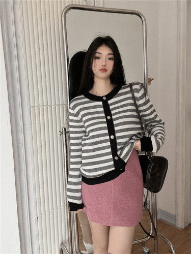 Real shot French high-end contrast striped long-sleeved sweater for women new loose and slim top