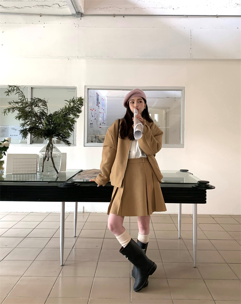 Actual shot of old money style retro quilted woolen baseball jacket, versatile skirt suit