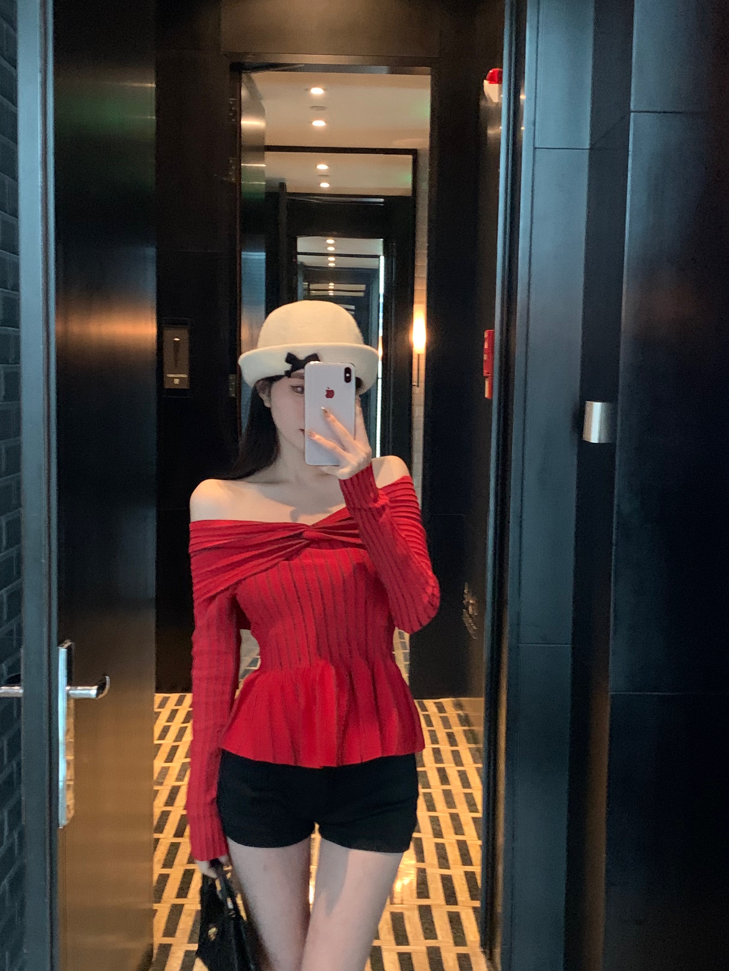 Actual shot of black and red contrasting color design, autumn and winter inner sweater, off-shoulder slim fit top