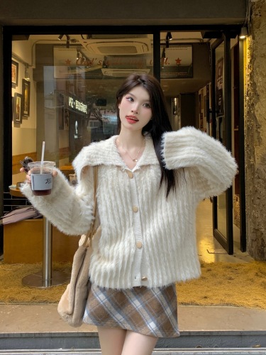 Actual shot of a high-end and elegant furry sweater with a large lapel, a loose knitted cardigan and a sweet top to wear outside