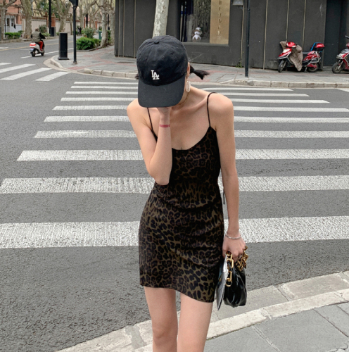 Real shot of 2024 summer new v-neck sexy leopard print suspender women's off-shoulder slim French long skirt bottoming dress
