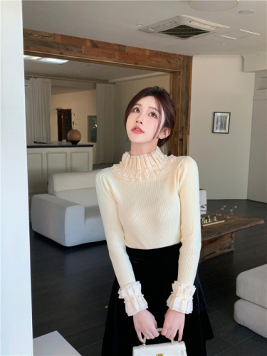 Real shot of French court-style pleated beaded lace collar design and gentle pullover sweater top