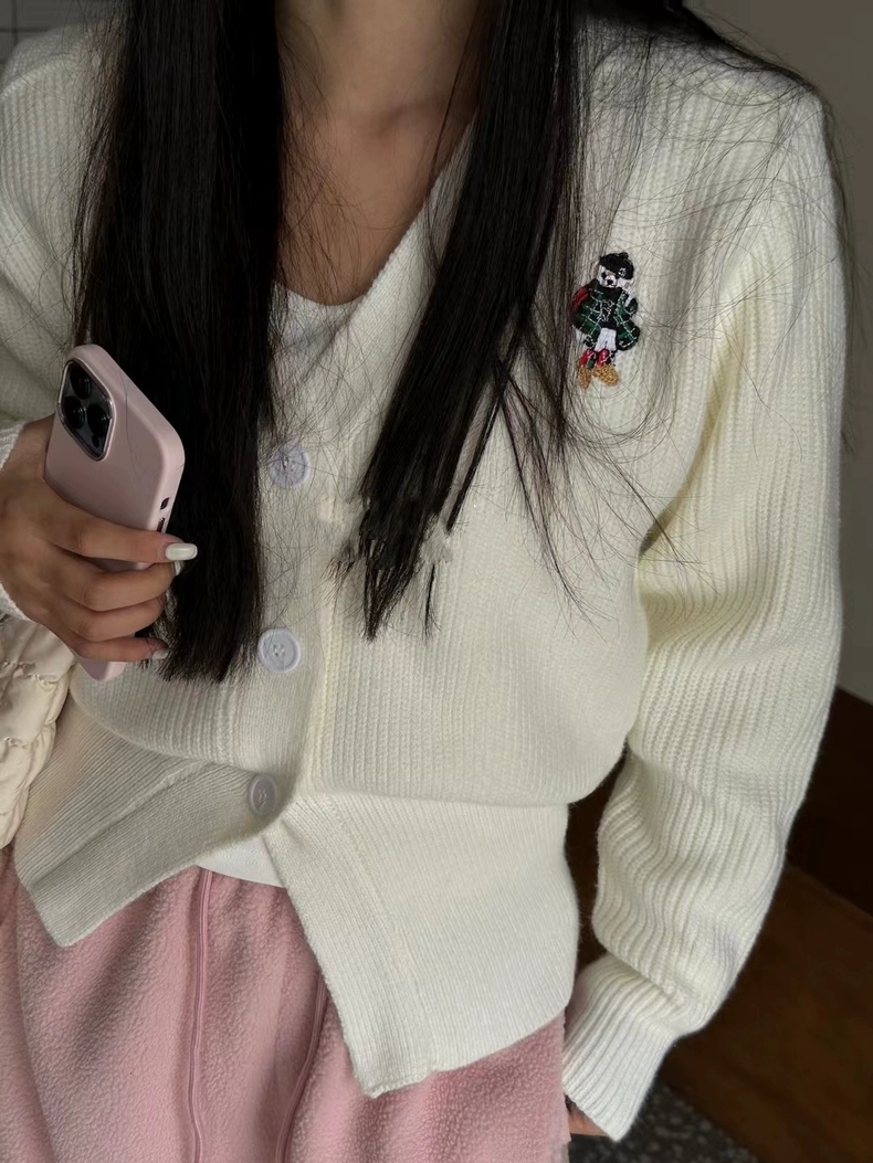 2023 new winter style simple embroidered bear waist V-neck sweater sweater cardigan