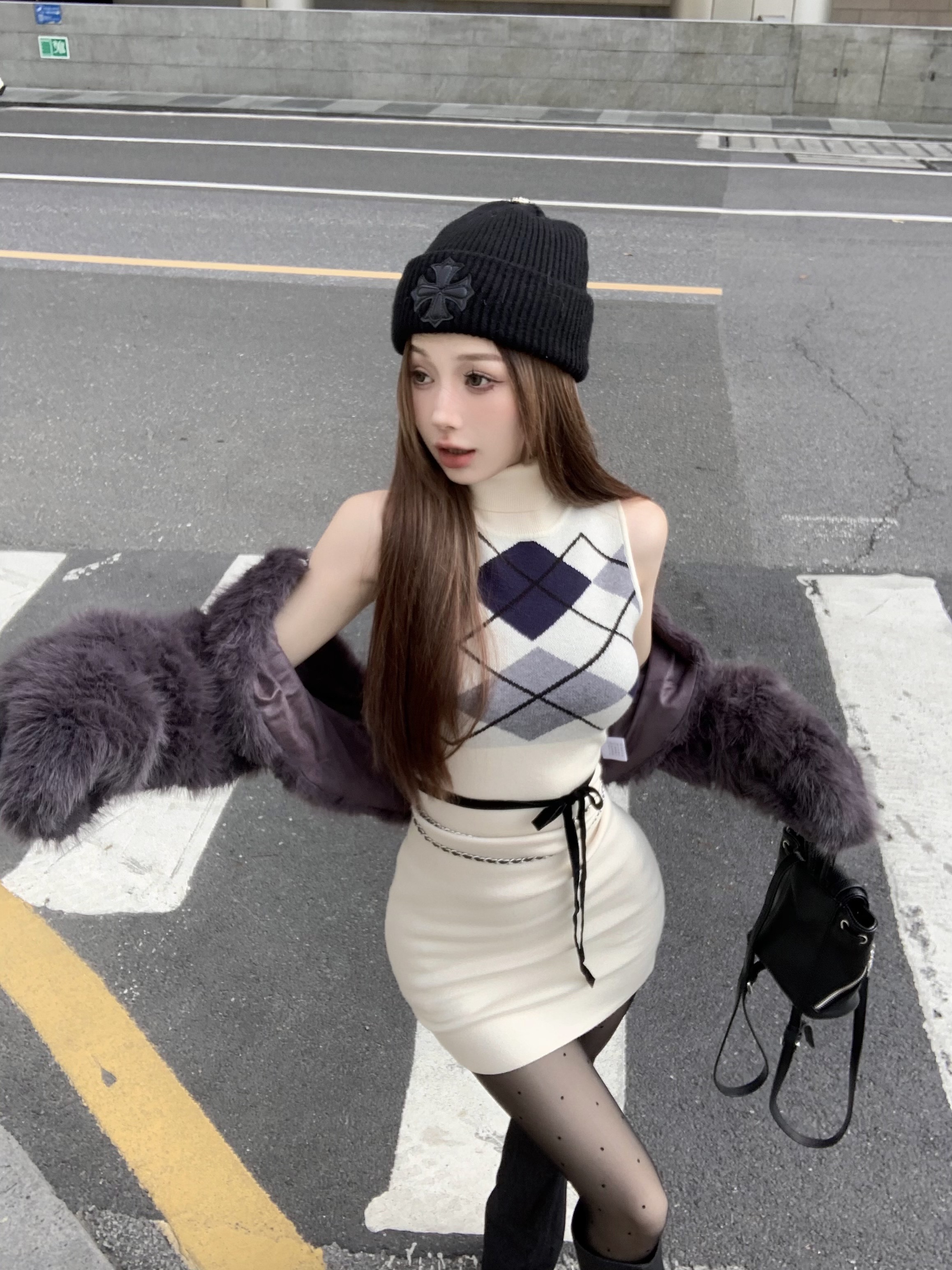 Real shot of American sweetheart college rhombus turtleneck hottie sleeveless slim knitted skirt + double waist chain + fur jacket