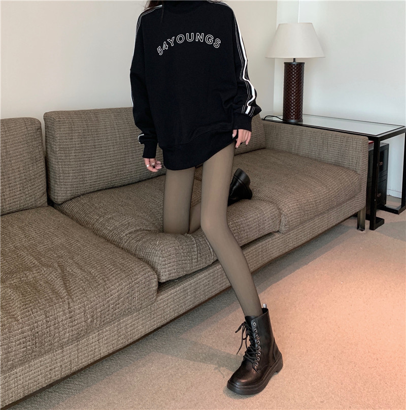 Real shot of winter velvet thickened stewardess socks pantyhose worn outside bare legs artifact bottoming socks