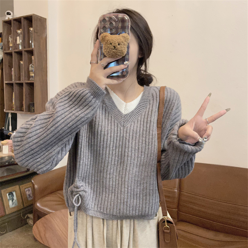 Real shot of high-end soft and waxy v-neck mohair sweater for women in autumn and winter, loose and lazy style inner top