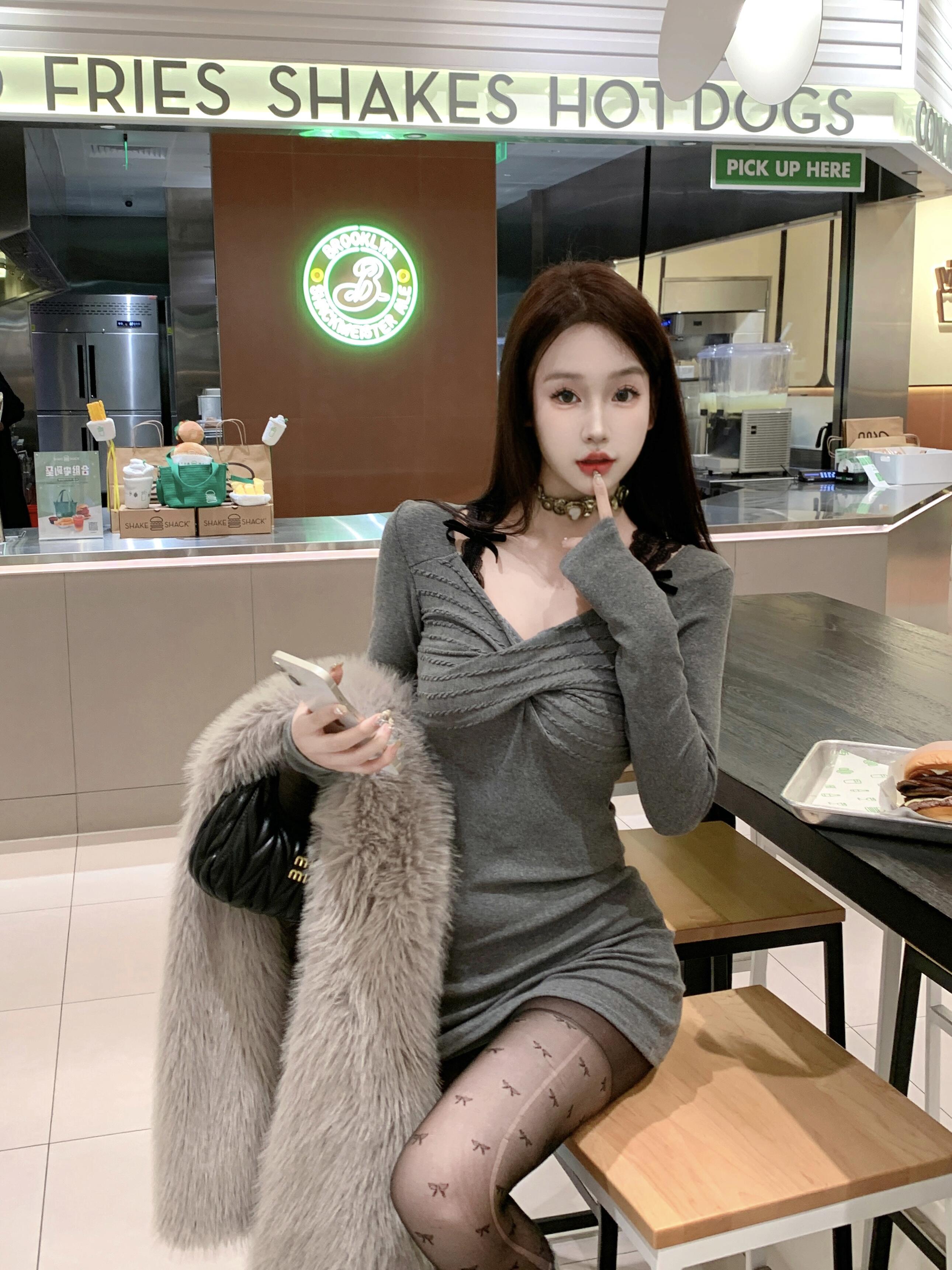 Actual shot of the new autumn and winter V-neck fake two-piece spliced ​​bow sweet and spicy slim long-sleeved dress