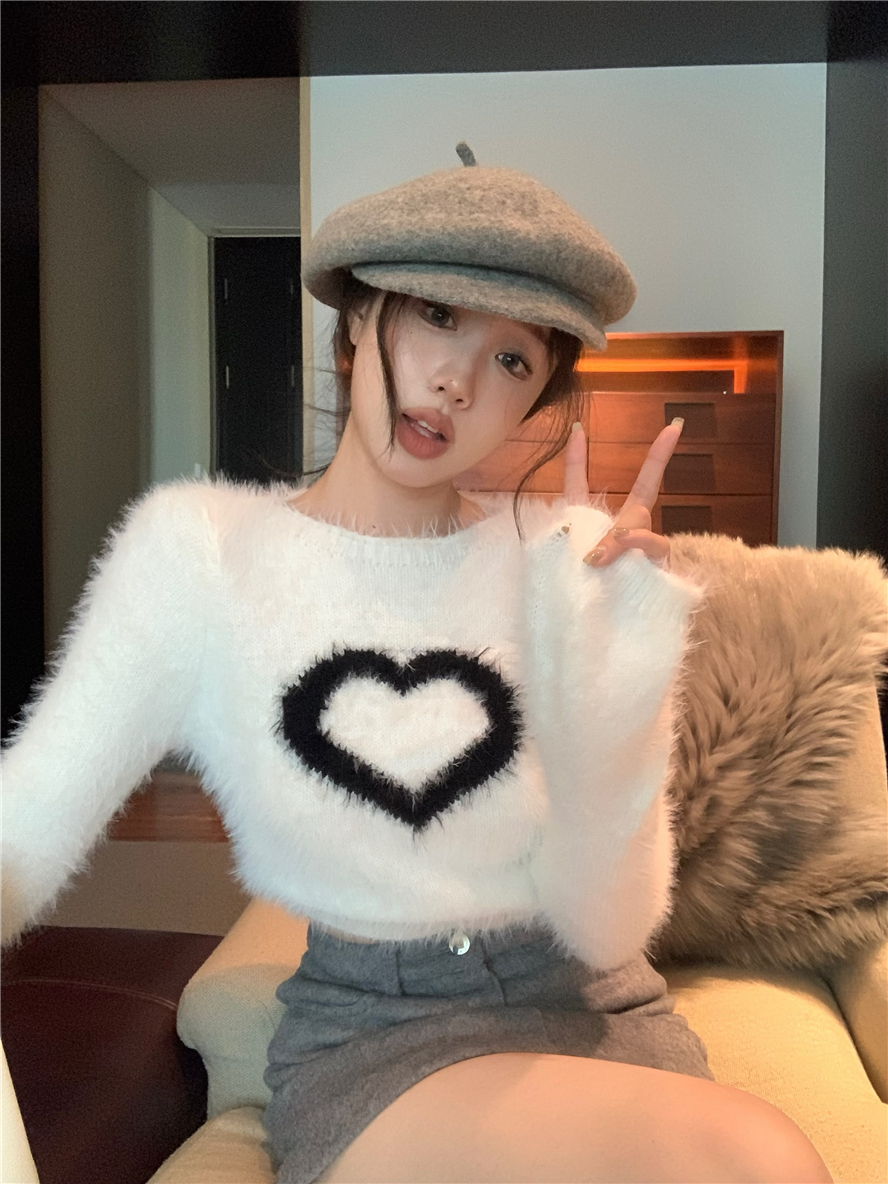 Actual shot of soft, waxy mink velvet love sweater, lazy style thickened sweater top in autumn and winter