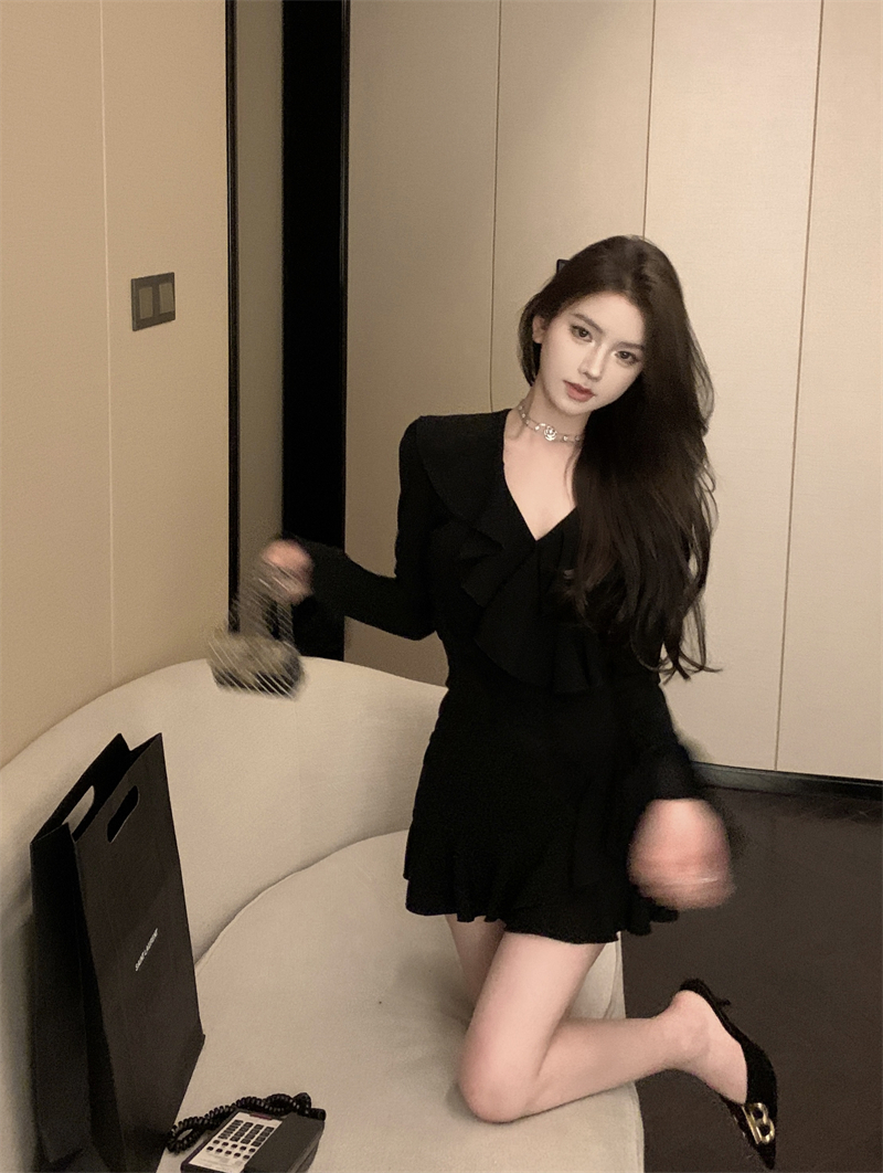 實拍 燭光晚餐V領針織連衣裙女秋荷葉邊喇叭袖修身法式小黑裙