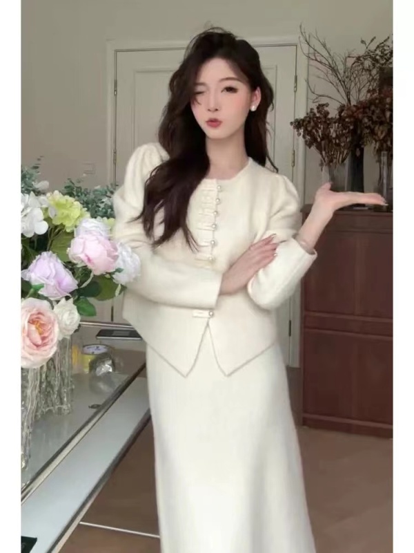 This year's popular new Chinese style women's national style raccoon velvet white knitted sweater half skirt suit winter clothing