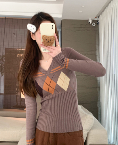 Real shot V-neck rhombus slim-fitting sweater for women 2023 autumn and winter contrast color bottoming shirt retro sweater T-shirt