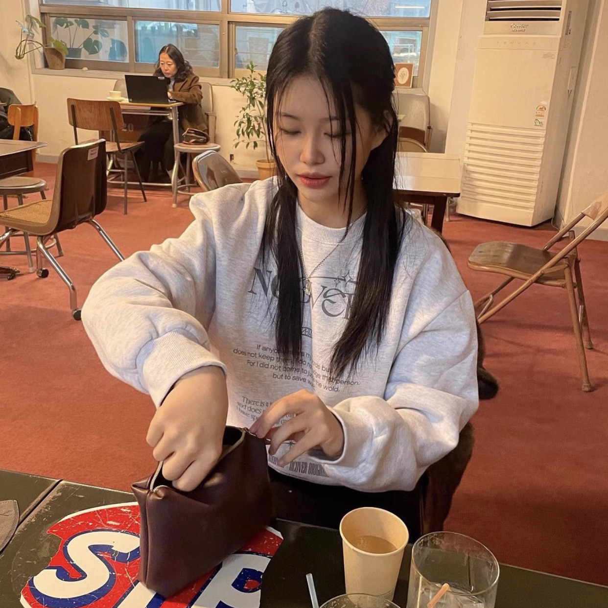 凡他姨憂鬱唱片自製簡單字母印花嬰兒絨圓領衛衣女23早春新款