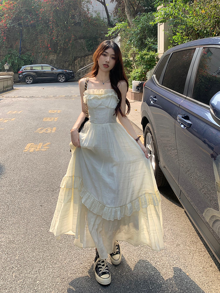 法式氣質長裙女夏季2023新款收腰顯瘦中長款設計感褶皺吊帶連衣裙