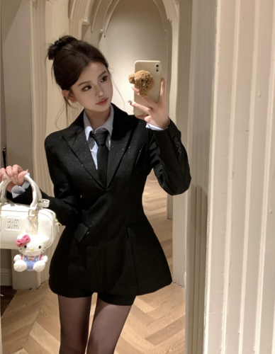 Actual shot of Zhang Yuanying's singing outfit for autumn and winter sexy fine glitter cotton suit jacket + shirt tie + shorts suit for women