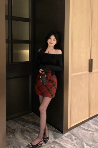 Real shot of hot girl off-shoulder top, plaid high-waisted short skirt suit, festive atmosphere outfit