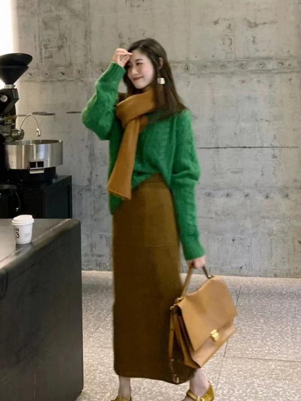 The deep winter outfit is paired with a complete set of Korean drama heroines wearing a small fragrant green knitted sweater skirt two-piece suit