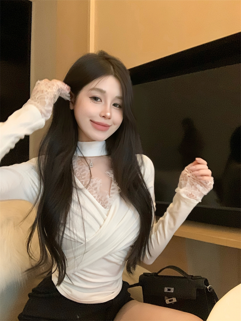 Actual shot ~ Slim long-sleeved T-shirt with lace stitching, halter neck, V-neck crossover, versatile inner long-sleeved bottoming top