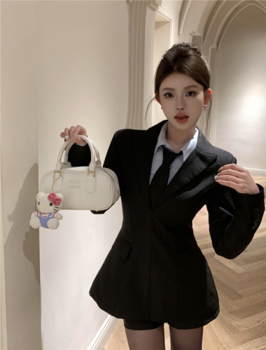 Actual shot of Zhang Yuanying's singing outfit for autumn and winter sexy fine glitter cotton suit jacket + shirt tie + shorts suit for women