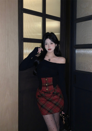 Real shot of hot girl off-shoulder top, plaid high-waisted short skirt suit, festive atmosphere outfit