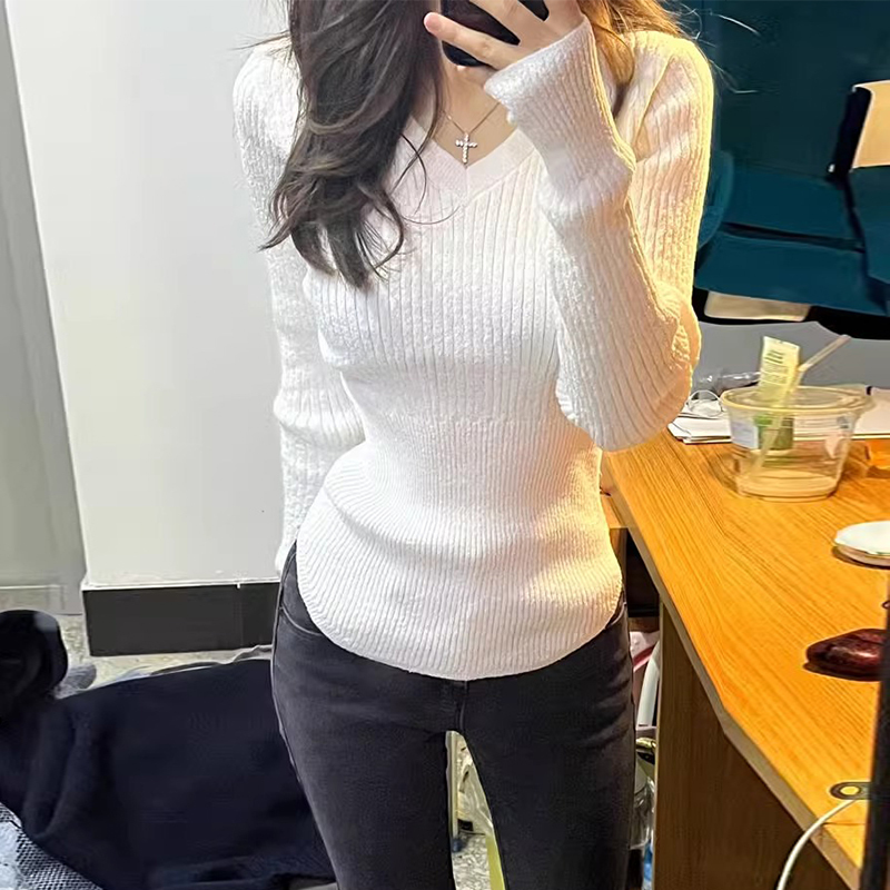 白色V領內搭毛衣針織打底衫女秋冬修身顯瘦收腰緊身正肩長袖上衣
