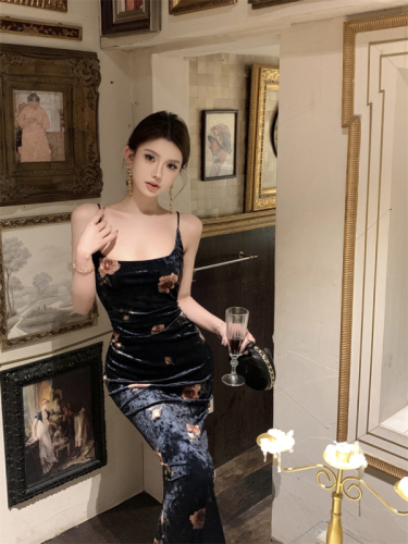 Real shot of French printed one-shoulder slim long suspender dress velvet slimming inner skirt