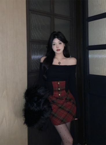 Real shot of hot girl off-shoulder top, plaid high-waisted short skirt suit, festive atmosphere outfit