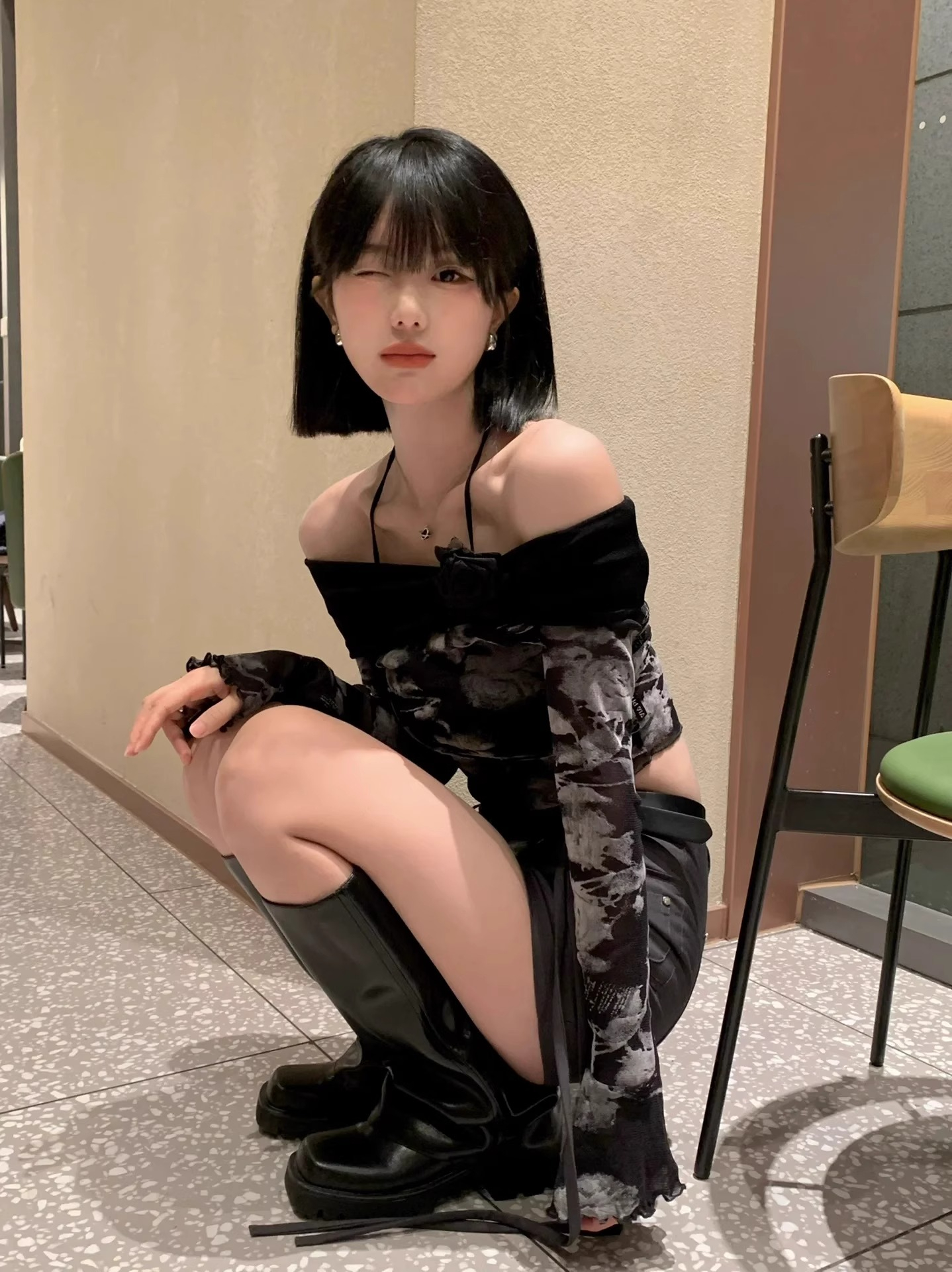 官圖 一字肩印花T恤女秋季修身短款長袖網紗性感設計感掛脖上衣