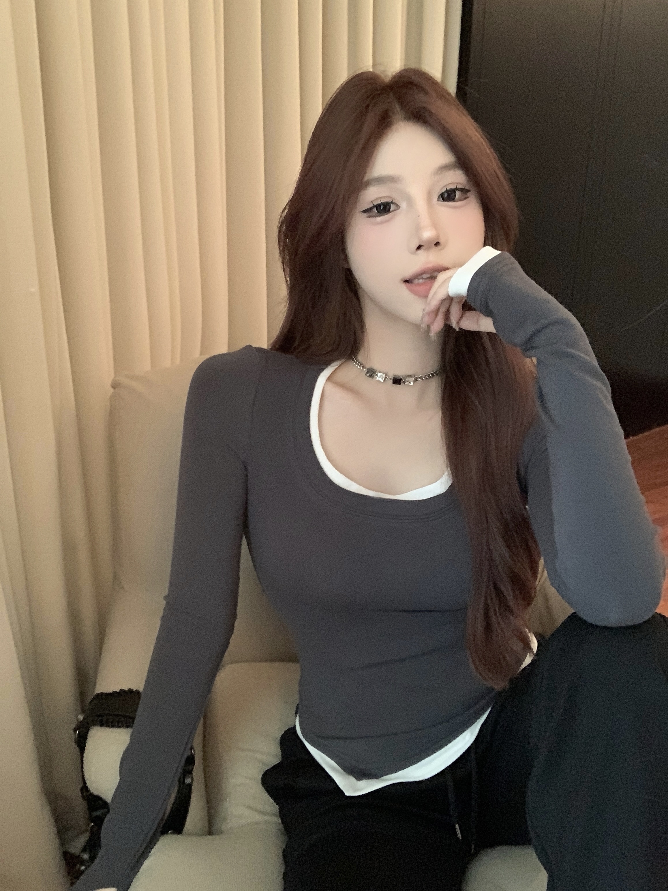 Real shot ~ Hot girl looks slim, versatile, contrasting color splicing, fake two-piece design, diagonal hem bottoming shirt for women in autumn and winter