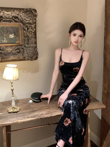 Real shot of French printed one-shoulder slim long suspender dress velvet slimming inner skirt