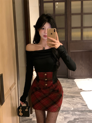 Real shot of hot girl off-shoulder top, plaid high-waisted short skirt suit, festive atmosphere outfit