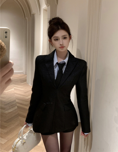 Actual shot of Zhang Yuanying's singing outfit for autumn and winter sexy fine glitter cotton suit jacket + shirt tie + shorts suit for women