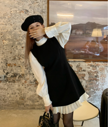 Real shot!  Age-reducing versatile ear-hemmed loose shirt + temperament color-blocked pleated slim vest skirt set