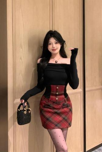 Real shot of hot girl off-shoulder top, plaid high-waisted short skirt suit, festive atmosphere outfit