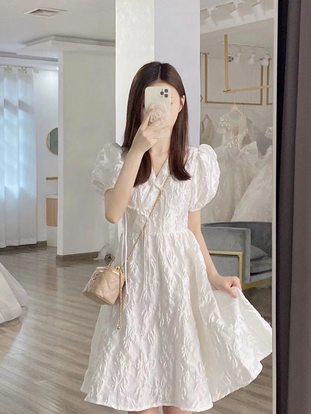 白色v領泡泡袖連衣裙女夏季法式小眾設計高級感小個子茶歇裙子