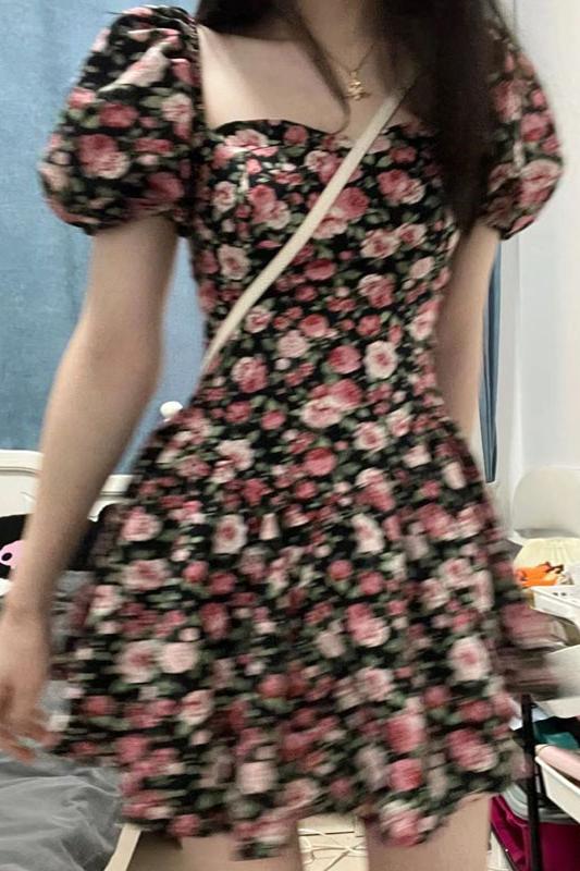 2023年夏季新款法式復古泡泡袖碎花連衣裙子女溫柔高級感短裙ins
