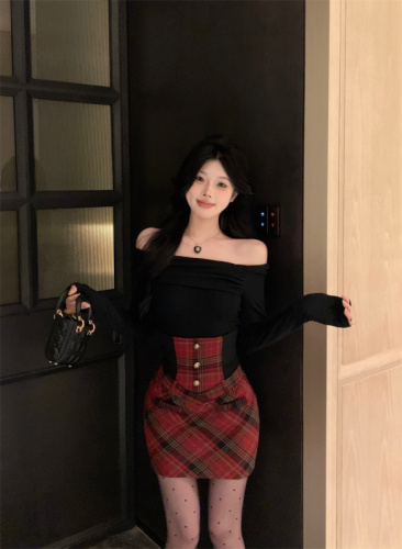 Real shot of hot girl off-shoulder top, plaid high-waisted short skirt suit, festive atmosphere outfit