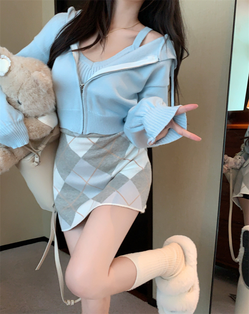 Real shot, take a bite of ice cream, healing gray knitted jacket, suspender suit, plaid skirt