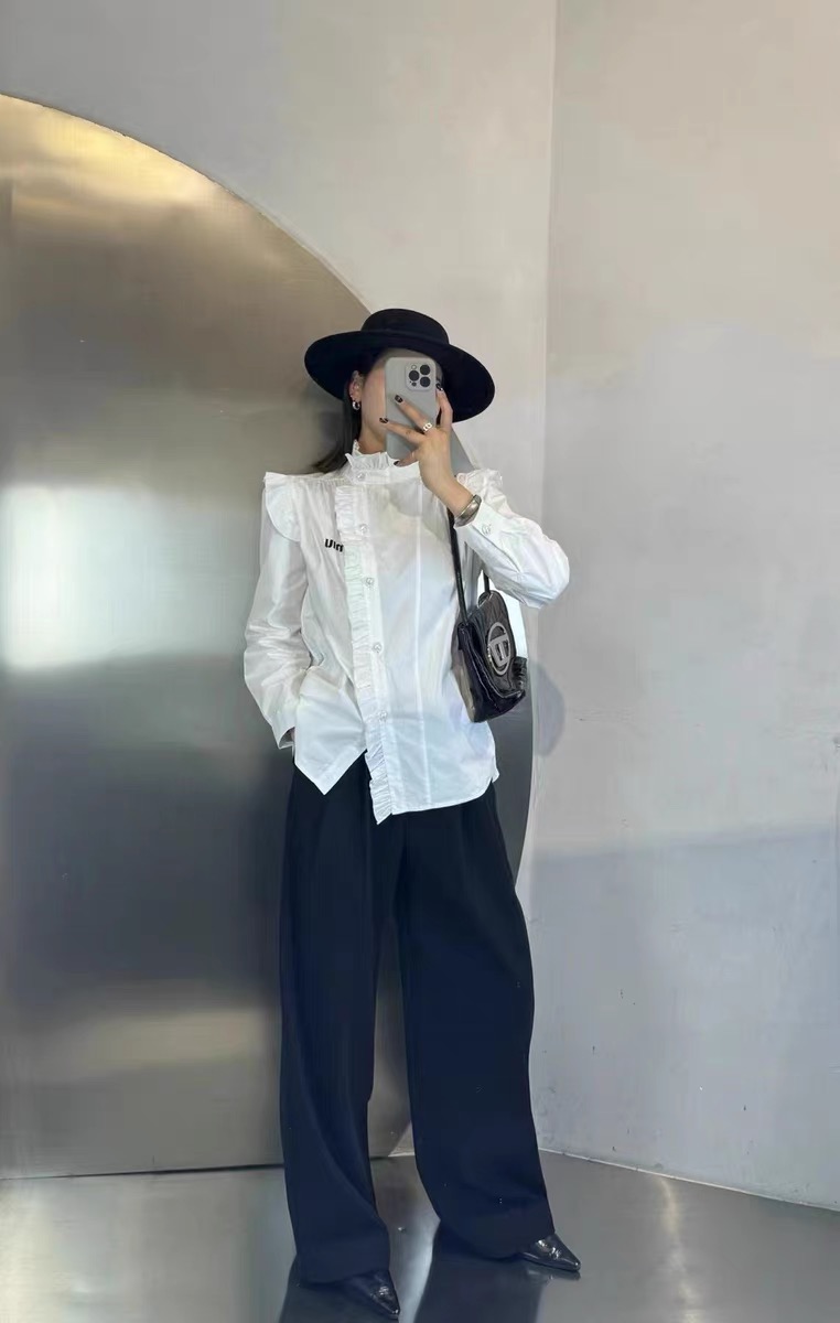 別致愛心紐扣白色襯衫女歐貨2023冬裝新款設計款立領褶皺長袖上衣