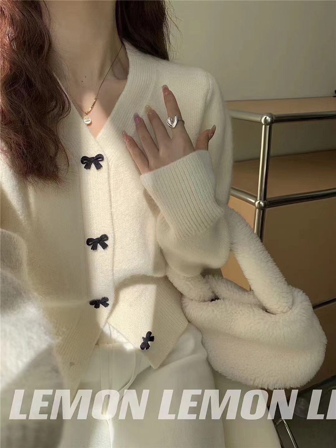 BB·韓系風·小香風蝴蝶扣小心機毛針織衫名媛風V領寬鬆型甜美四色
